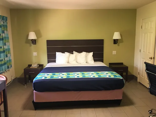 Room, King Bed, American Inn Punta Gorda 3/7