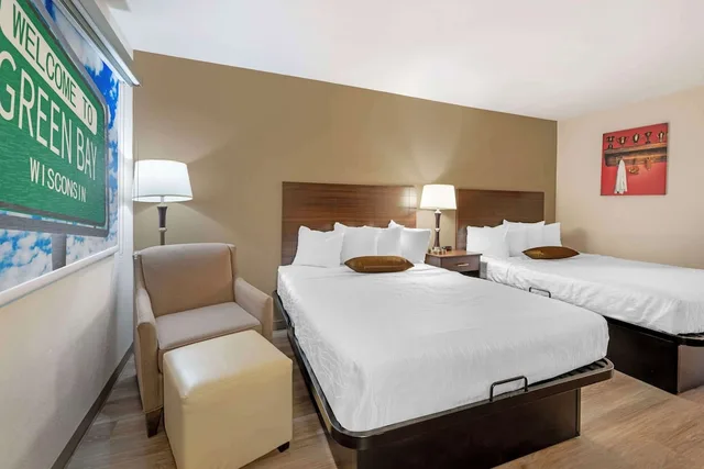 Standard, 2 Queen Beds, Pool Side، Best Western Green Bay Inn Conference Center 3/4