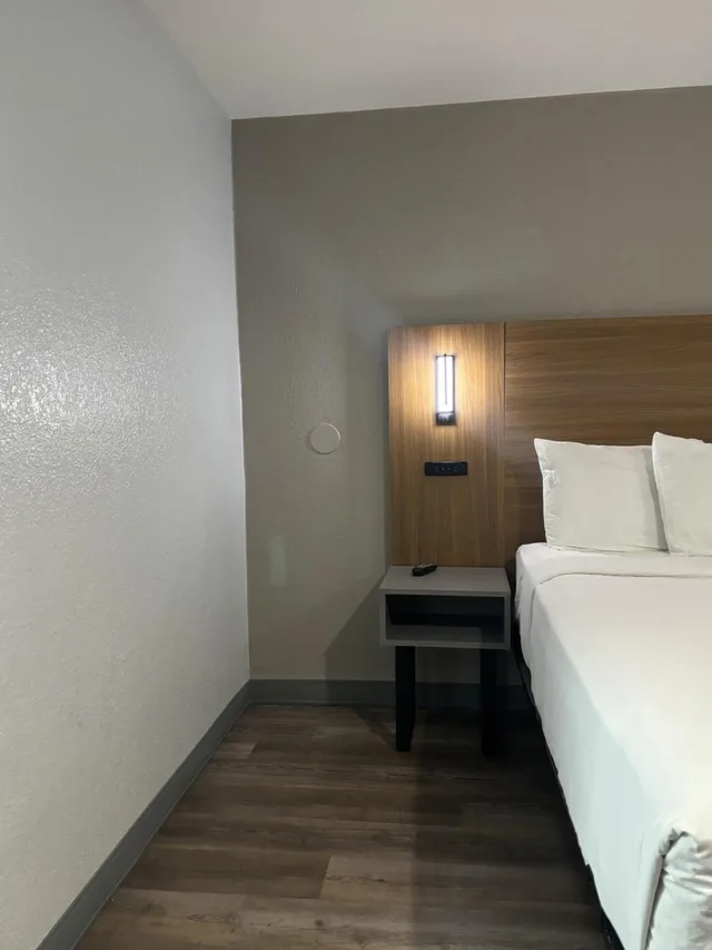 1 King Bed - Mobility Accessible Tub, Nsmk، Motel6 Santa Ana, CA 2/10