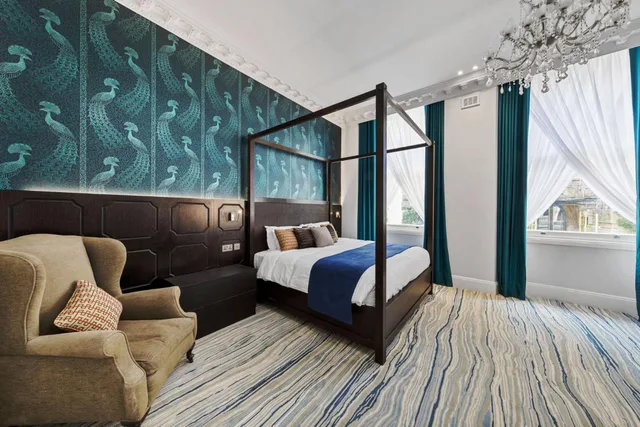 Suite, Commodore Hotel London 8/10