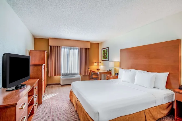 غرفة بسرير كينج، La Quinta Inn & Suites by Wyndham Danbury 7/10