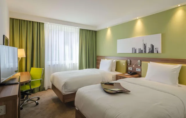 غرفة قياسية بسريرين منفصلين، HAMPTON BY HILTON FRANKFURT CITY CENTRE MESSE 1/2