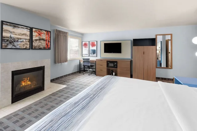 غرفة سوبيريور بسرير كينج، Americinn By Wyndham Oscoda Near Ausable River 2/3