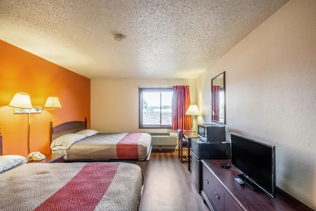 جناح بسريرين مزدوجين، Motel6 Saukville, WI 1/7
