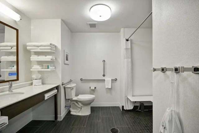 Room, King Bed, Accessible, Hampton Inn Blue Ash Cincinnati Oh 5/6