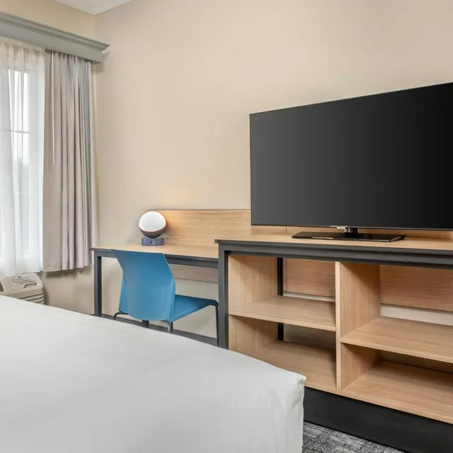 Room, King Bed, Partial View, Sofa، Comfort Suites Elkridge Columbia Gateway 4/8