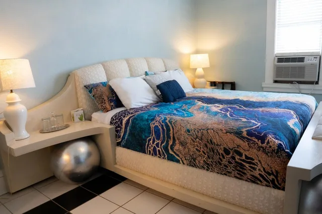 Retro, Style, Deluxe, King Bed، Oak Tree Hotel 4/10