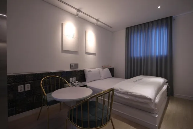 غرفة قياسية، Hotel Insomnia 6/7