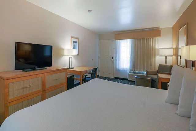 غرفة بسرير كينج لذوي الإعاقة، Ramada By Wyndham Costa Mesa/Newport Beach 7/10