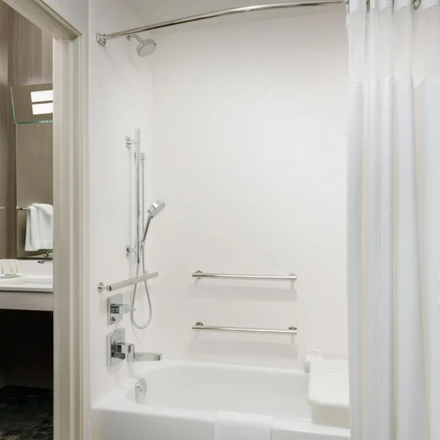 غرفة بسرير كينج بحوض استحمام لذوي الإعاقة، Courtyard Dallas Lewisville 10/10