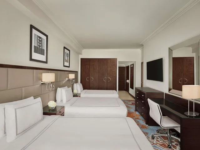 غرفة كلاسيكية ثلاثية بثلاثة أسرّة بإطلالة على المدينة، فندق مكة سويس أوتيل(Swissotel Makkah) 1/9