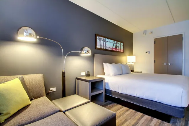 Guest Room, King Bed, Den, Accessible، Hyatt House Chicago/Evanston 3/4