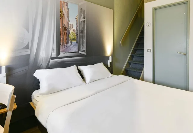 غرفة رباعية بسرير مزدوج وسريرين منفصلين، B&B Hotel Toulouse Cite de l'Espace Mouchotte 2/4