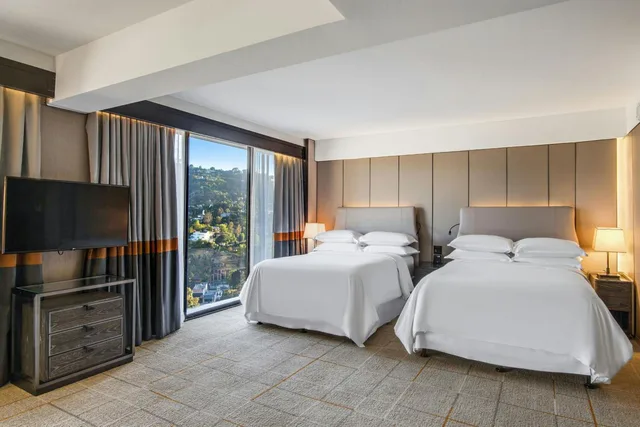 جناح بسريرين مزدوجين مع أريكة، Sheraton Universal Hotel 1/3