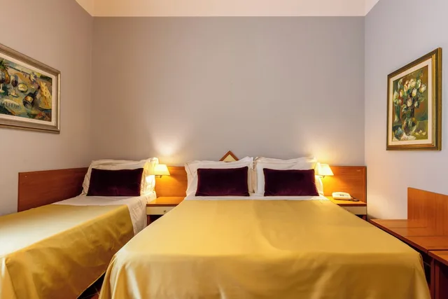 Economy, Triple, 3 Beds, Stair Access Only، Hotel Maxim 1/10
