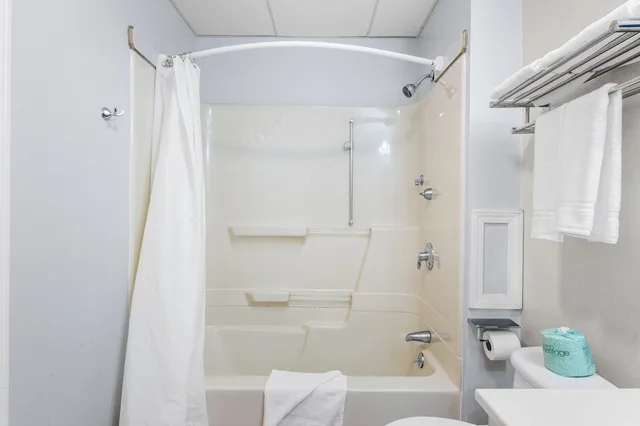 غرفة ديلوكس بسرير كينج للمدخنين، Cedar Park Whirlpool Suites 5/5