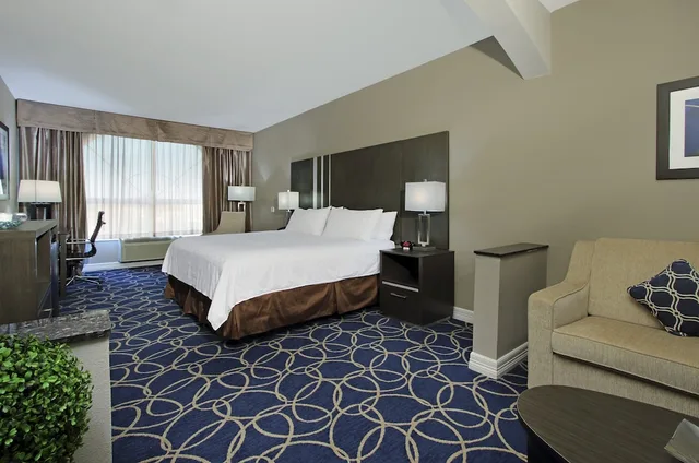 جناح بسرير كينج بمنطقة جلوس، Holiday Inn Express Suites Houston North Iah Area 2/5