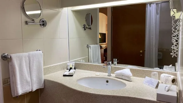 غرفة قياسية بسرير كينج مع أريكة، Golden Tulip Nizwa Hotel 4/7