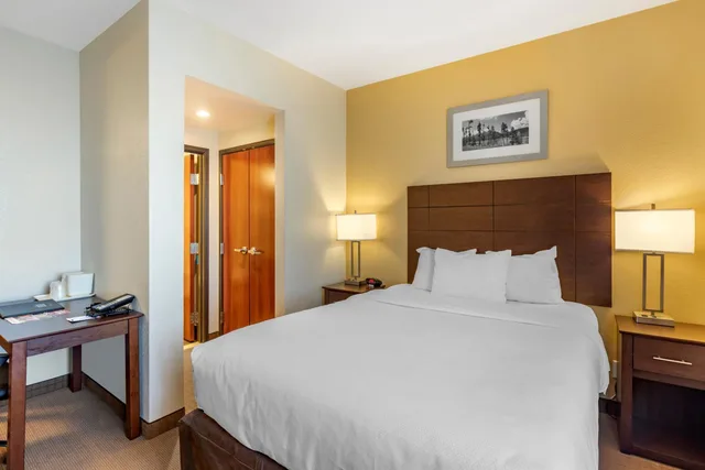 جناح بسرير كوين مع أريكة، MainStay Suites Near Denver Downtown 2/10