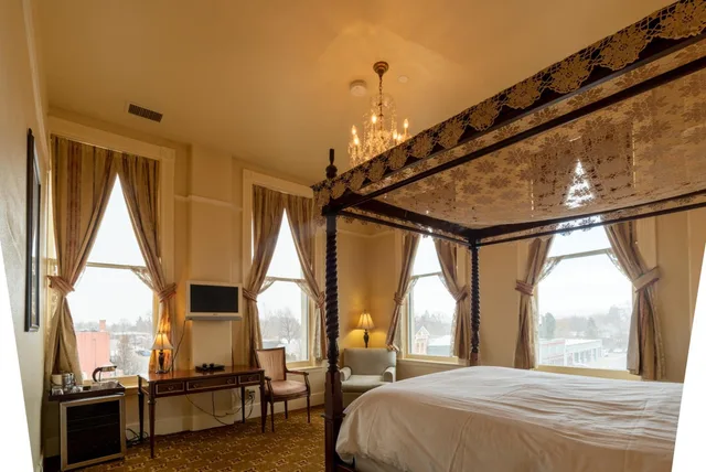 غرفة سوبيريور بسرير كوين، Geiser Grand Hotel 3/4
