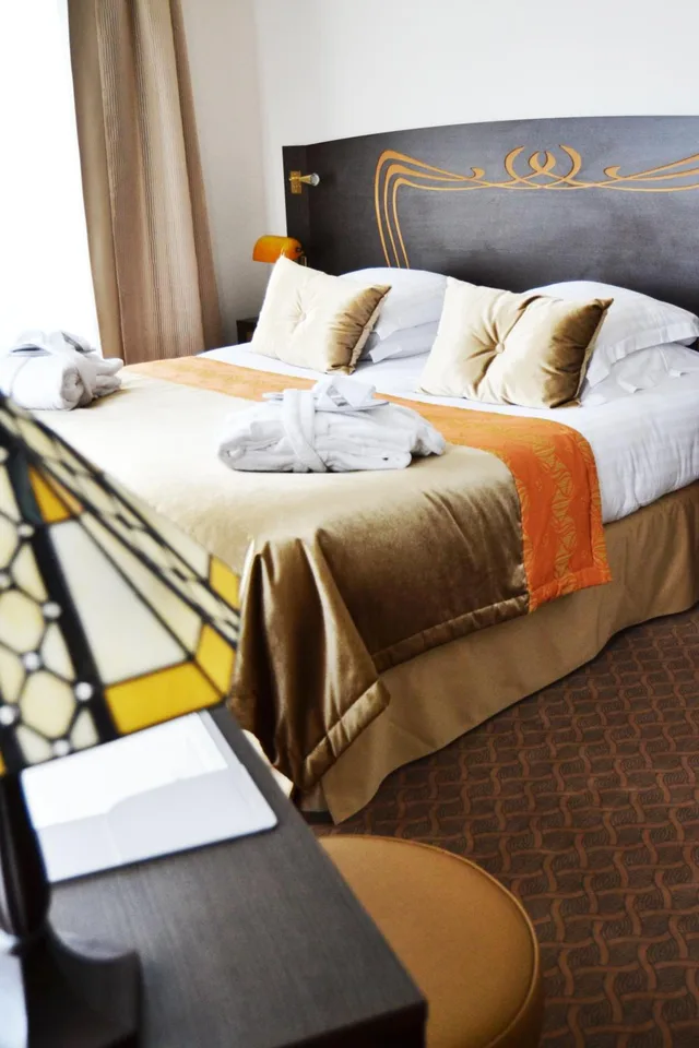 جناح جونيور، Hotel Jehan de Beauce 6/10