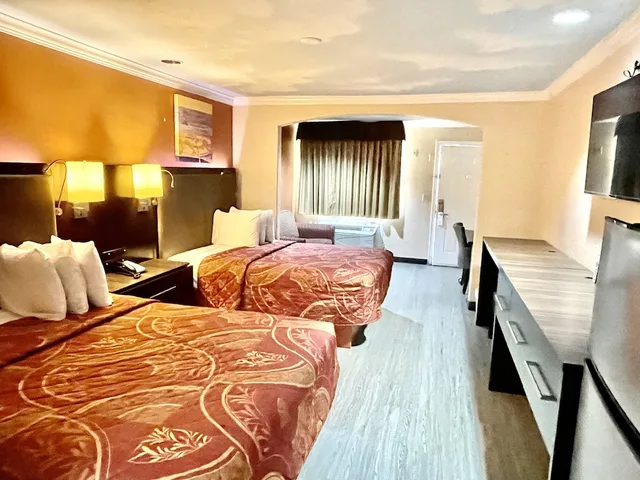 غرفة قياسية بسريرين كوين للمدخنين، Luxury Inn & Suites Liberty 1/5