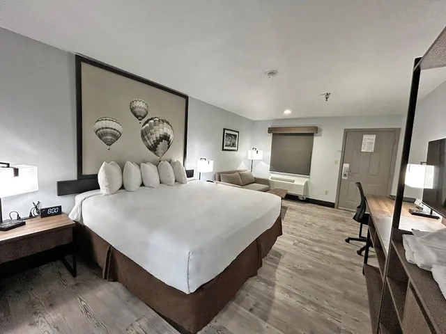غرفة قياسية بسرير كينج مع أريكة، SureStay Plus by Best Western Cannon A.F.B. 2/7