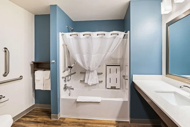 Room, Queen Bed, Sofa, Bathtub, Accessible, WoodSpring Suites Davenport Quad Cities 4/4