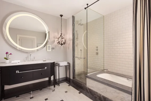 غرفة بريميوم بسريرين منفصلين بإطلالة على النهر، Hotel Maria Cristina A Luxury Collection Hotel 6/7