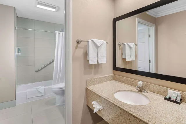 جناح بسرير كينج بحوض جاكوزي، Best Western Oxnard Inn 4/8