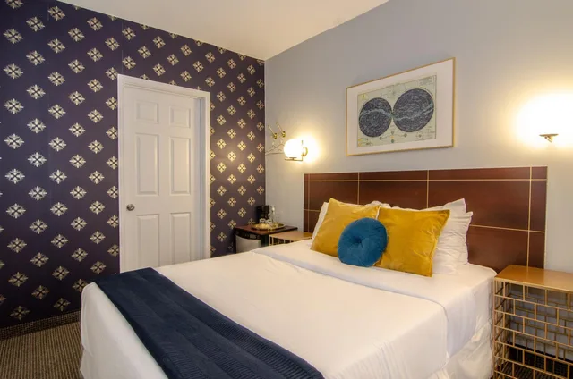 Room, Queen Bed, Hotel Dorion 4/10