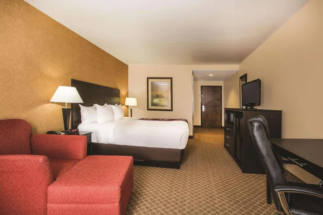 غرفة تنفيذية بسرير كينج، La Quinta Inn & Suites by Wyndham Ely 5/9