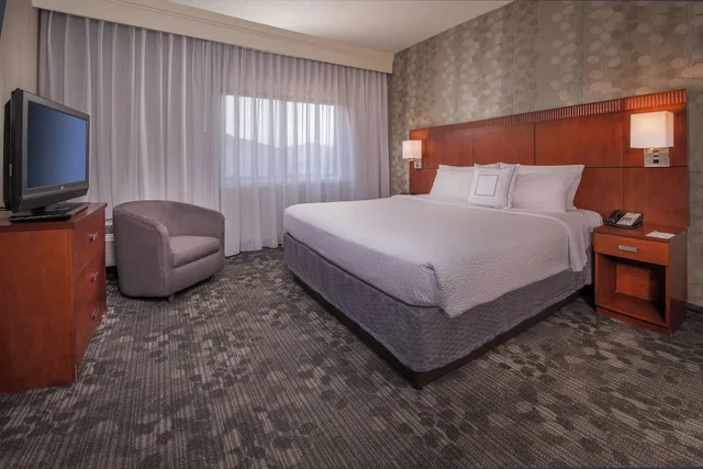 جناح بسرير كينج مع أريكة لذوي الإعاقة، Courtyard By Marriott Washington Dulles Airport Chantilly 1/2
