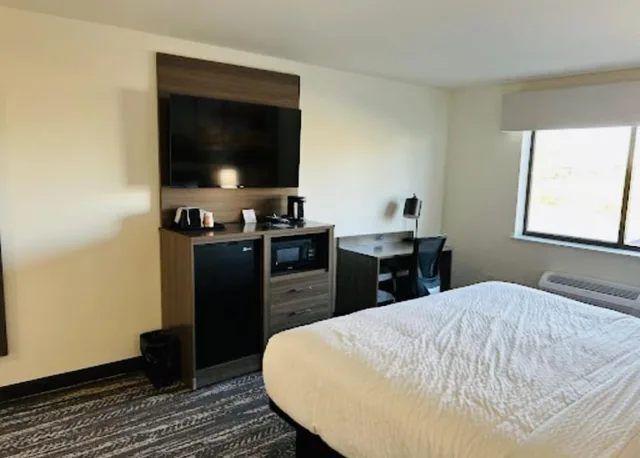 Senior, King Bed, Accessible، Clarion Pointe Milwaukee Airport 6/8