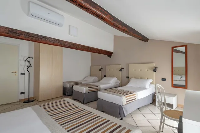 غرفة عائلية بسرير مزدوج وسريرين منفصلين بغرفة نوم واحدة، ABC Comfort Hotel Mantua City Centre 3/6