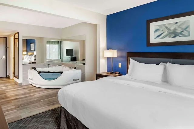 غرفة بسرير كينج بجاكوزي، Comfort Inn & Suites Grand Blanc/Flint 1/10