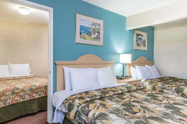 Business, 2 Queen Beds, Ocean View, Howard Johnson By Wyndham Santa Cruz Beach Boardwalk 4/7