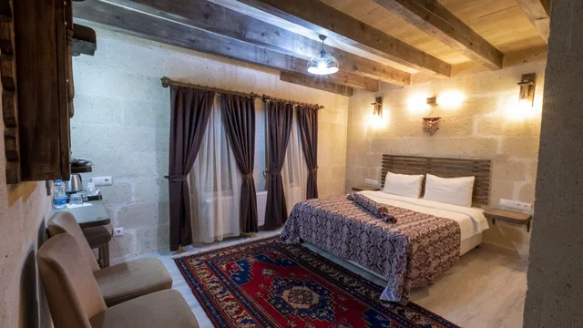 غرفة قياسية، In Stone House 8/10