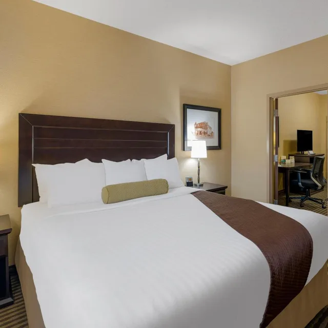 جناح بسرير كينج بغرفة نوم واحدة مع أريكة، Best Western Sunrise Inn and Suites 3/8