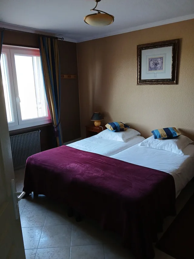 غرفة كومفورت بسريرين منفصلين بإطلالة على الجبل، LOGIS HOTEL DES ROCHES 1/1