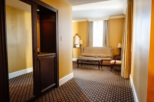 جناح بسرير كينج مع أريكة، The Lafayette by LuxUrban 6/7