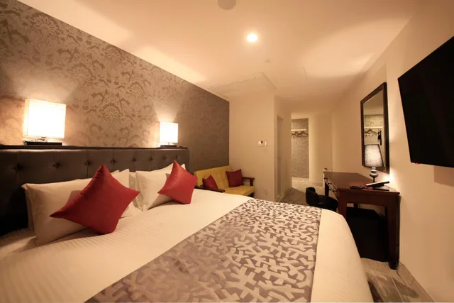 غرفة بسرير كينج مع أريكة في الملحق، Centurion Hotel Ueno 1/2