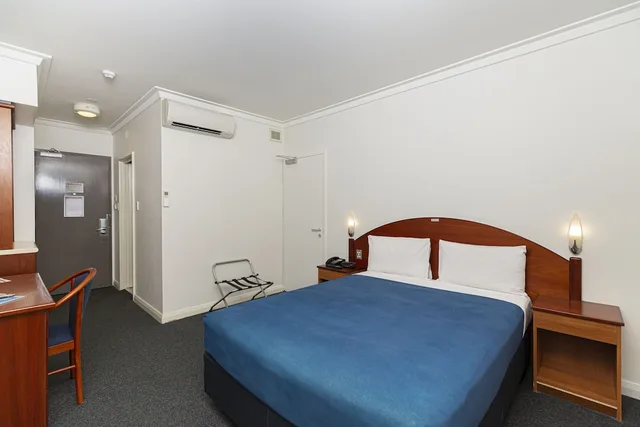 Budget, Queen Bed, No Window، The Great Southern Hotels Perth 1/2