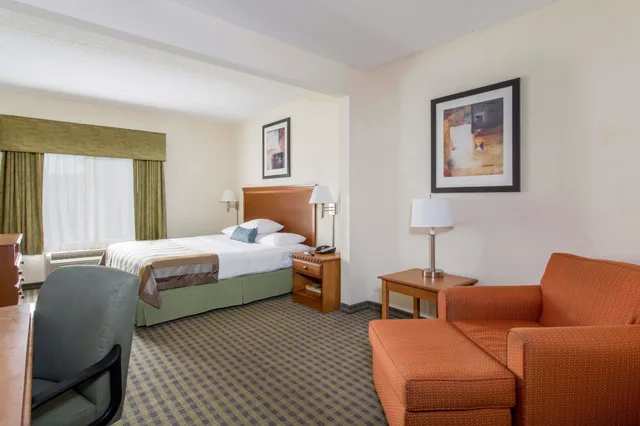 غرفة بسرير كينج لذوي الإعاقة، Wingate By Wyndham Atlanta Airport Fairburn 2/4