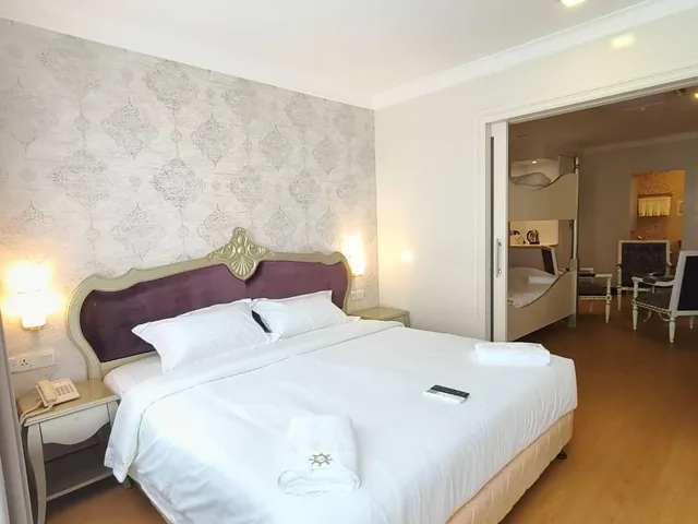 جناح عائلي بسرير كينج وسرير بطابقين، RC Hotel 1/3