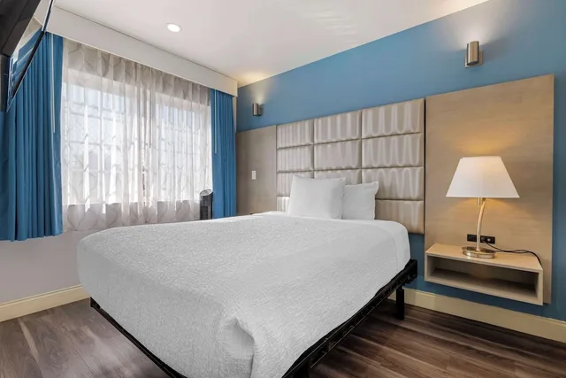 غرفة قياسية بسرير كينج وسرير كوين لذوي الإعاقة، Best Western Orange Plaza 7/10