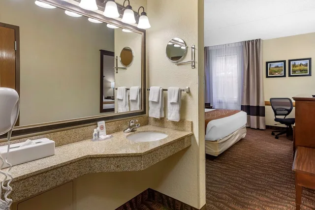 غرفة بسرير كينج بحوض استحمام لذوي الإعاقة، Comfort Inn and Suites Branson Meadows 10/10
