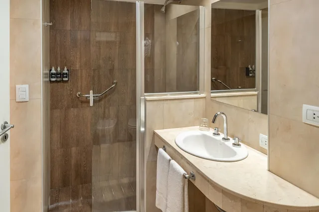 غرفة بسرير كوين بإطلالة على البحر بشرفة، Dazzler By Wyndham Puerto Madryn 6/8