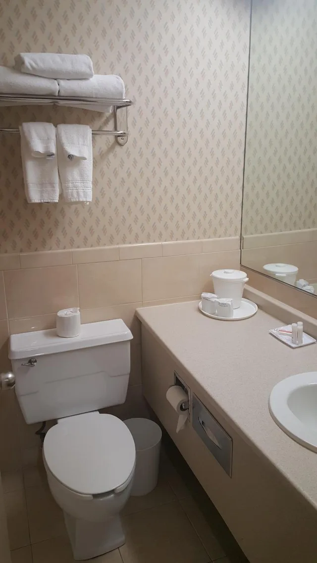 Standard, Double Bed, East Norwich Inn-Oyster Bay, Long Island, NY 9/10