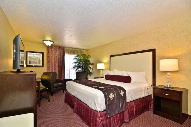 غرفة بسرير كينج بشرفة، Best Western Coral Hills 1/4
